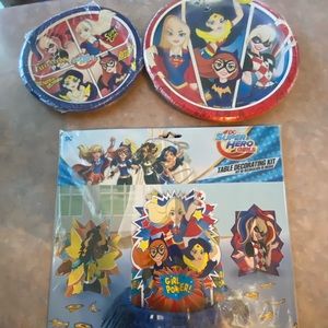 DC SUPERHEROGIRLS PLATES AND CENTERPIECE